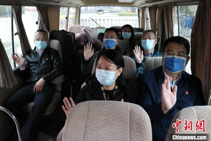 图为福建中医药大学中医药专家组启程。　许烨婷 摄