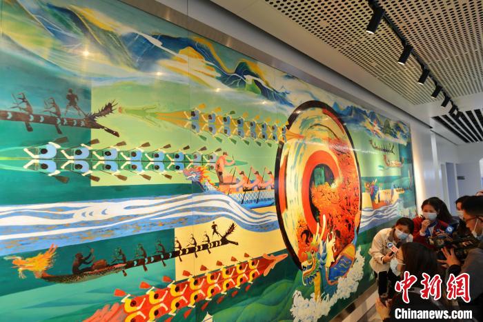 图为媒体记者在福州地铁5号线帝封江站参观以龙舟竞渡为主要元素的巨幅漆画艺术墙《帝封江记》。　张斌 摄