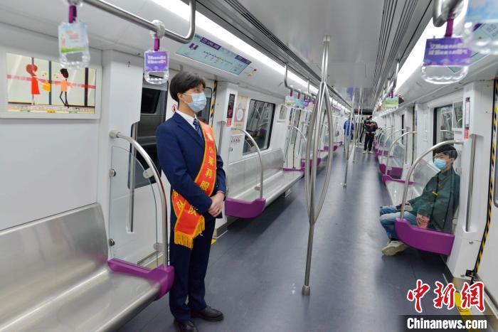 图为4月21日，工作人员和媒体记者一起乘坐试运行的福州地铁5号线。　张斌 摄