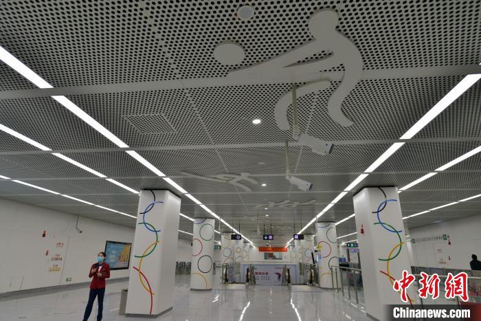 图为4月21日，福州地铁5号线东岭站内动感氛围十足。　张斌 摄