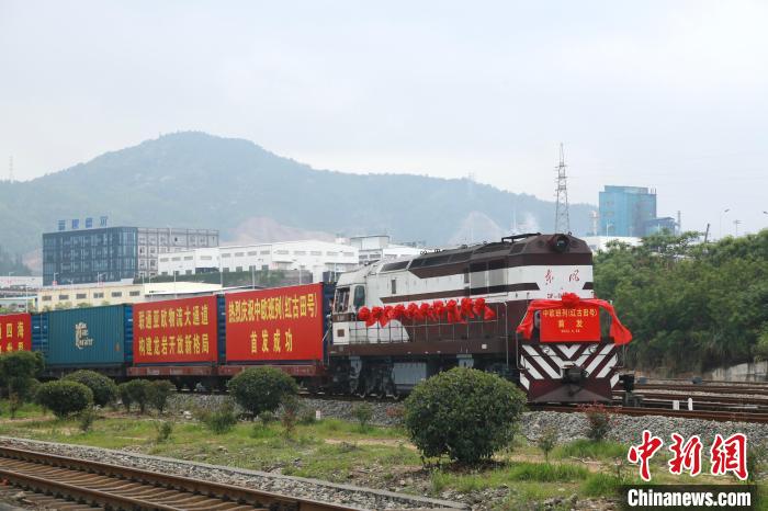 4月29日上午，中欧班列(红古田号)从上杭火车站开出。　傅艺鹏 摄