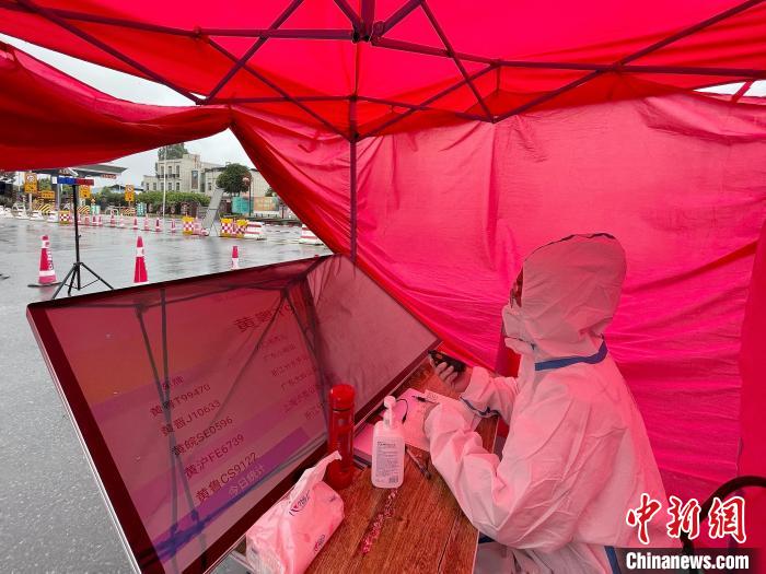 工作人员查看“重点地区车辆预警系统”车辆信息。　吕巧琴 摄