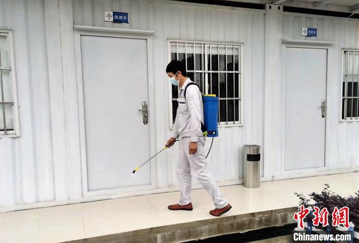 开展场地全面消杀。 宁德市白马港市政公司 供图 开展场地全面消杀。 宁德市白马港市政公司 供图