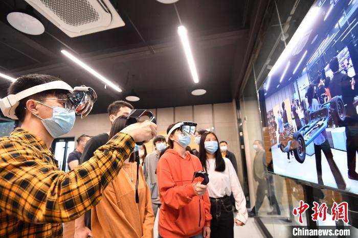 福建省内本科院校中首个艺术科技跨界创新实验室启用