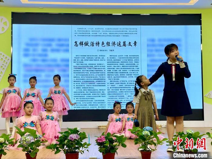 幼儿园师生节目表演。　吕巧琴 摄