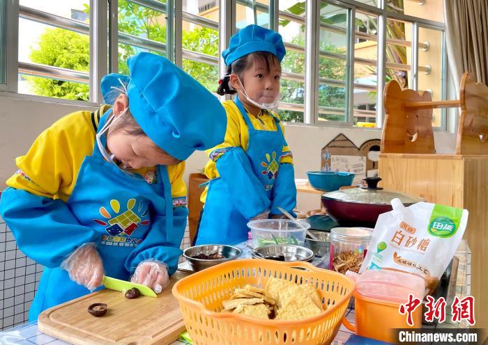 小朋友化身“厨师”，体验食用菌美食制作。　吕巧琴 摄