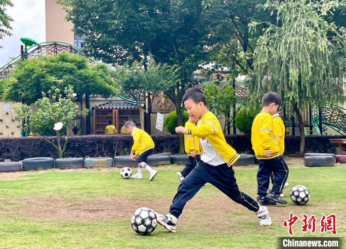 小朋友在校园内参加足球运动。　吕巧琴 摄