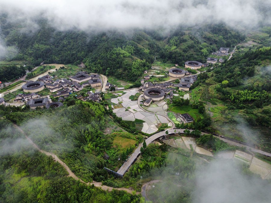 极目远眺,新翻耕的梯田与世遗土楼勾勒出一幅美丽的田园画卷。南靖县融媒体中心供图