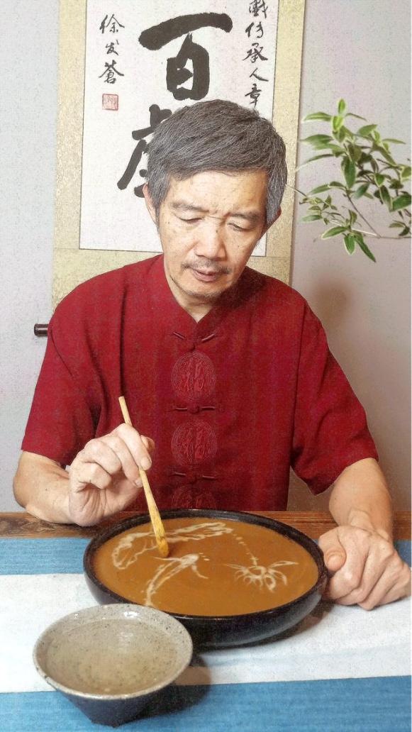 章志峰耗时30余年，抢救性恢复茶百戏技艺。受访者供图