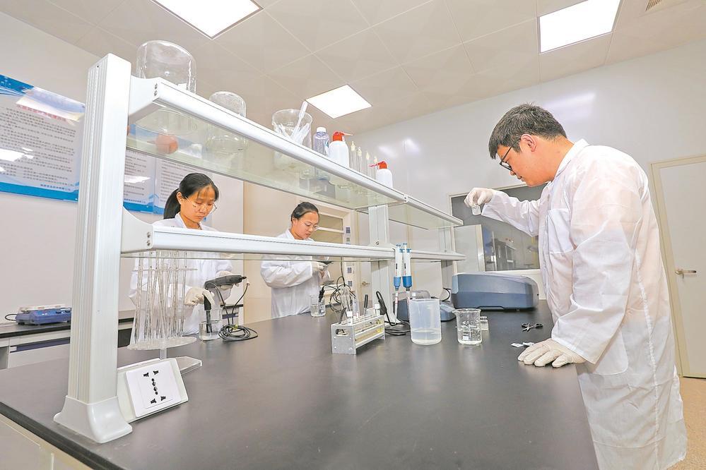 金门供水工程，水质化验员在进行水质检测。（图片由晋金供水公司提供）