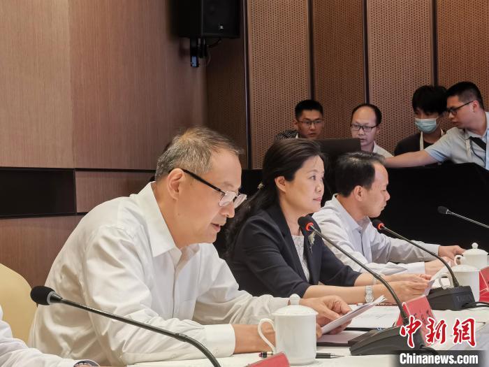 宁德师范学院党委书记、研究员夏良玉(左一)在研讨会分论坛上发言。　林榕生 摄