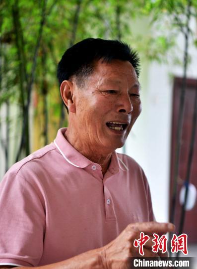 图为时任洪田村党支部书记的邓文山接受<a target='_blank' href='/' >中新网</a>记者采访。　张斌 摄