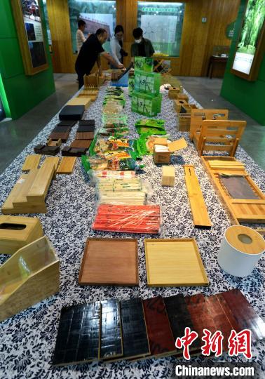 图为参观者在福建(永安)林改陈列馆参观展示的竹制家居和竹工艺品等。　张斌 摄
