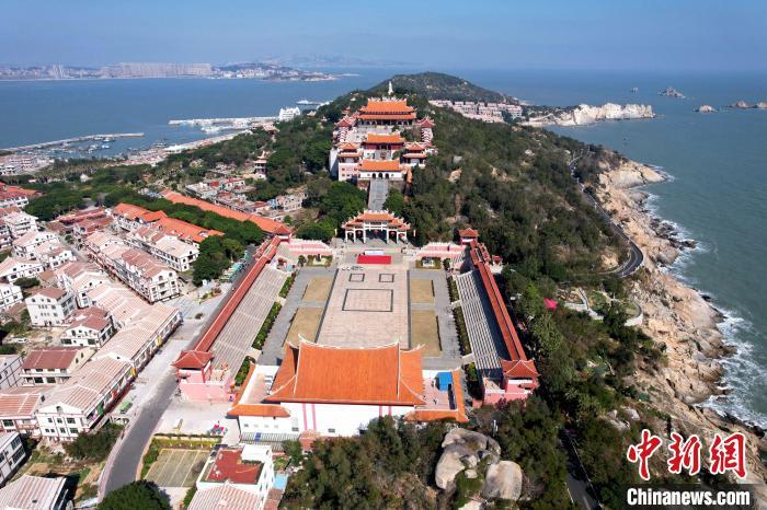 依海而建的湄洲妈祖祖庙。　王东明 摄