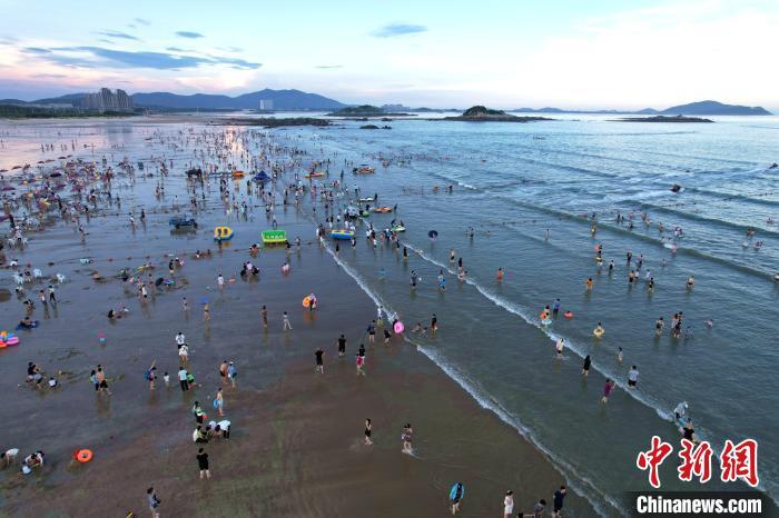 平潭龙王头海滩夏日引客来。　王东明 摄