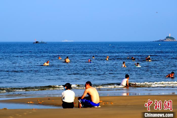 民众到金銮湾景区海边玩水休闲。　张金川 摄