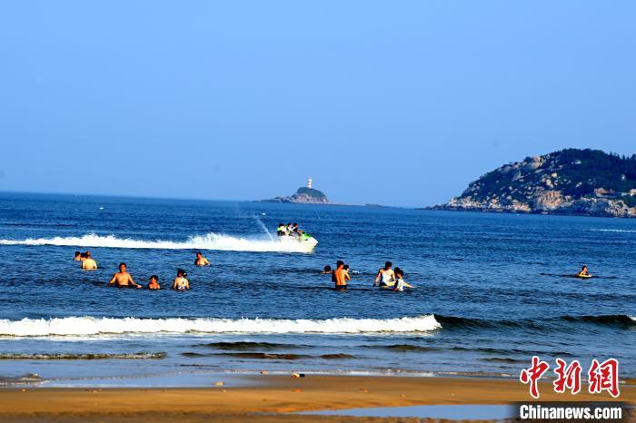 金銮湾海景迷人。　张金川 摄