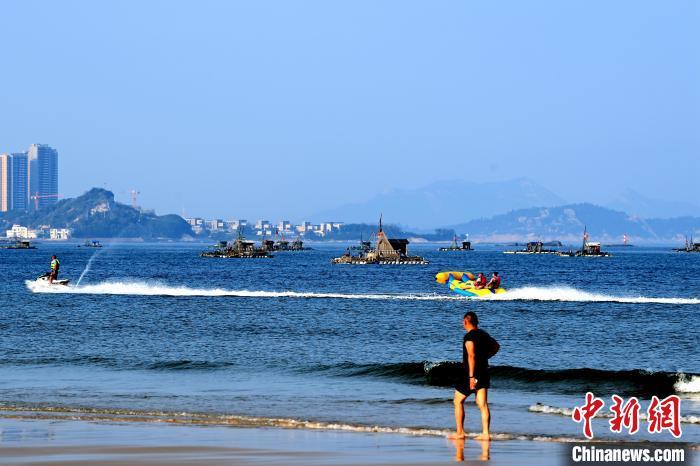 金銮湾海景迷人。　张金川 摄