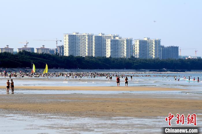不少民众到金銮湾景区海边玩水休闲。　张金川　摄