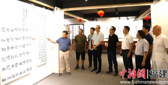 参观书画展。余春川 摄