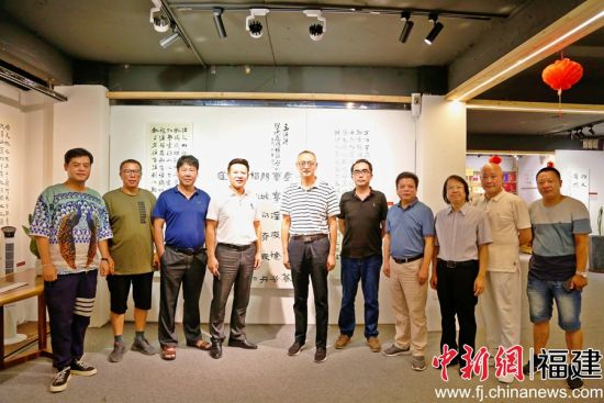 合影留念。余春川 摄