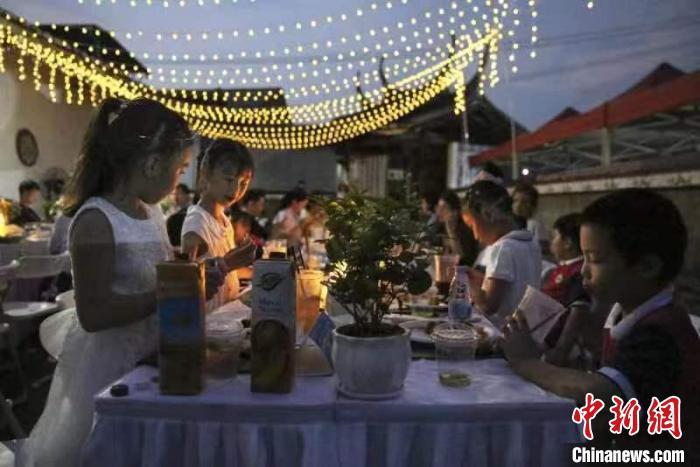 活动现场，孩子们正在品尝美食。　主办方供图