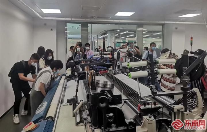 采访团参观利朗集团天然纤维织造工艺室 东南网记者 施远圻摄