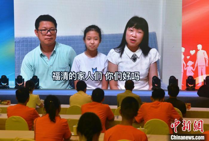 台湾桃园黄彦达、余小燕夫妇讲述两岸婚姻家庭故事。　张斌 摄