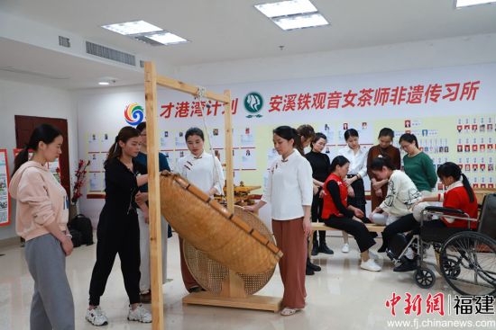 女茶师实训制茶技术。（何永评 摄）