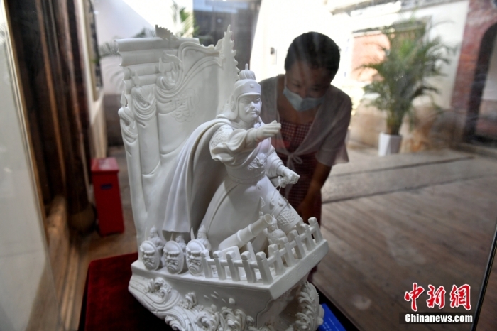 图为郑成功主题陶瓷艺术作品吸引市民参观。 <a target='_blank' href='/'>中新社</a>记者 吕明 摄 图为郑成功主题陶瓷艺术作品吸引市民参观。 <a target='_blank' href='/'>中新社</a>记者 吕明 摄