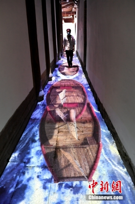 图为市民体验“重走英雄路”光影互动。 <a target='_blank' href='/'>中新社</a>记者 吕明 摄 图为市民体验“重走英雄路”光影互动。 <a target='_blank' href='/'>中新社</a>记者 吕明 摄