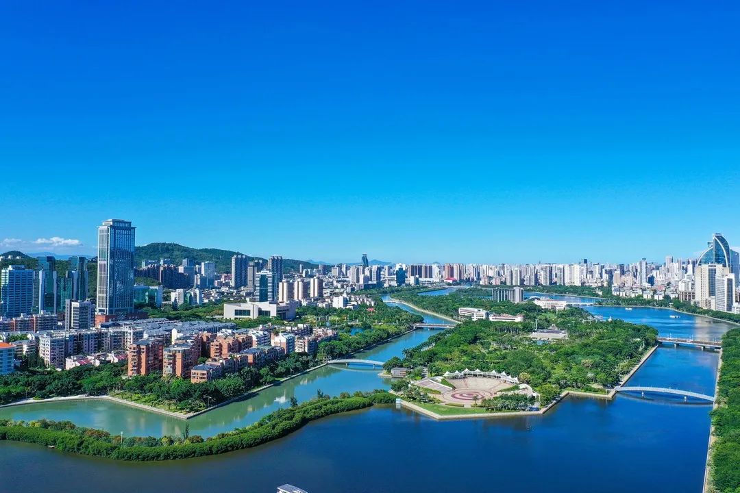 岛内大提升持续改善环境品质。图为风景优美的筼筜湖。（厦门日报记者 张奇辉 摄）