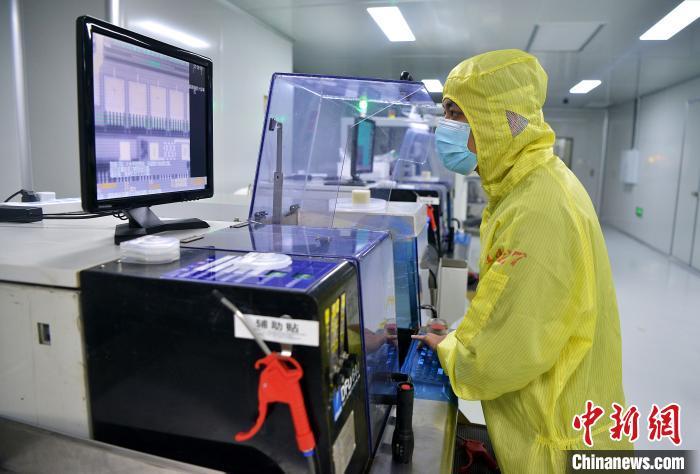 平潭台湾创业园,工作人员正在生产线上操作。 张斌 摄 平潭台湾创业园,工作人员正在生产线上操作。 张斌 摄