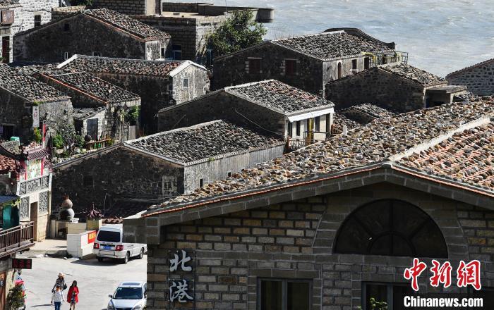 在台湾青年林智和伙伴们的努力下,北港村“石头会唱歌”成为平潭旅游的一张“名片”。 张斌 摄 在台湾青年林智和伙伴们的努力下,北港村“石头会唱歌”成为平潭旅游的一张“名片”。 张斌 摄