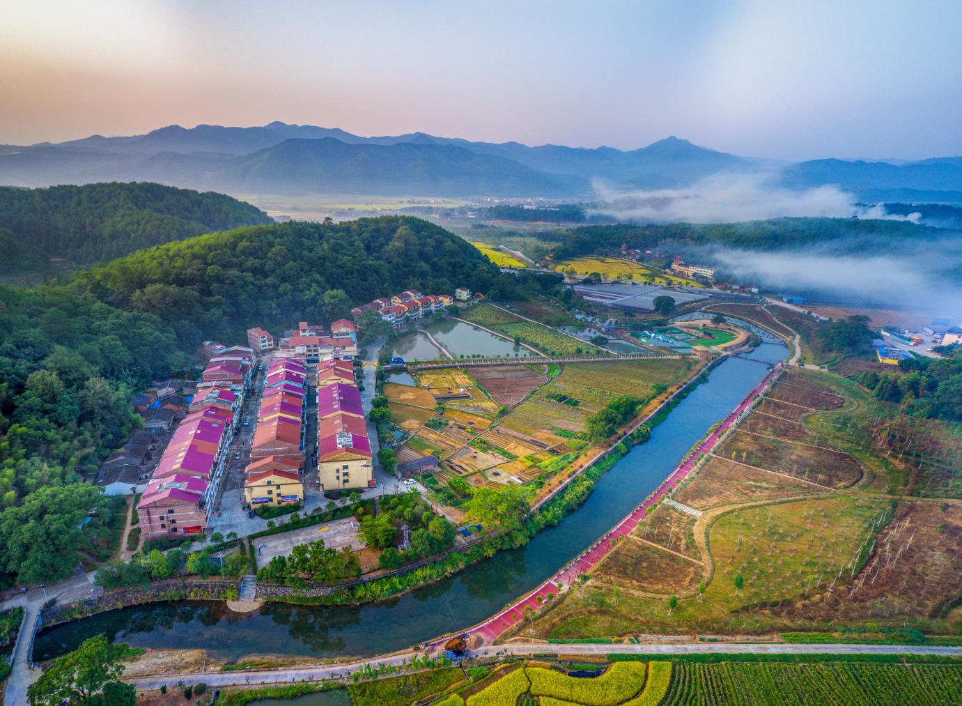 黄三定《美丽的俞邦村》
