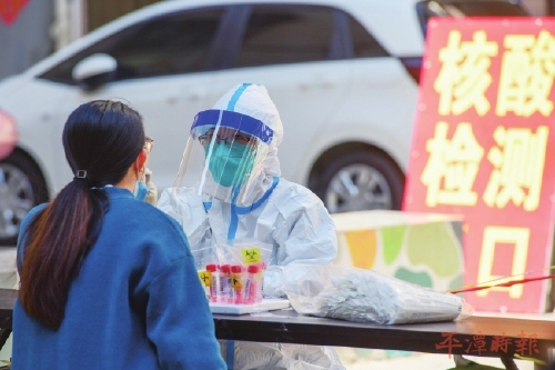抗疫与担当同行　坚毅与温情同在