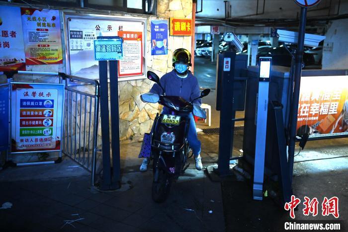 黄晨凌晨4点就从家里骑车出发前往医院集中，她当天参加的第一班核酸采样从早上6点开始。　王东明　摄