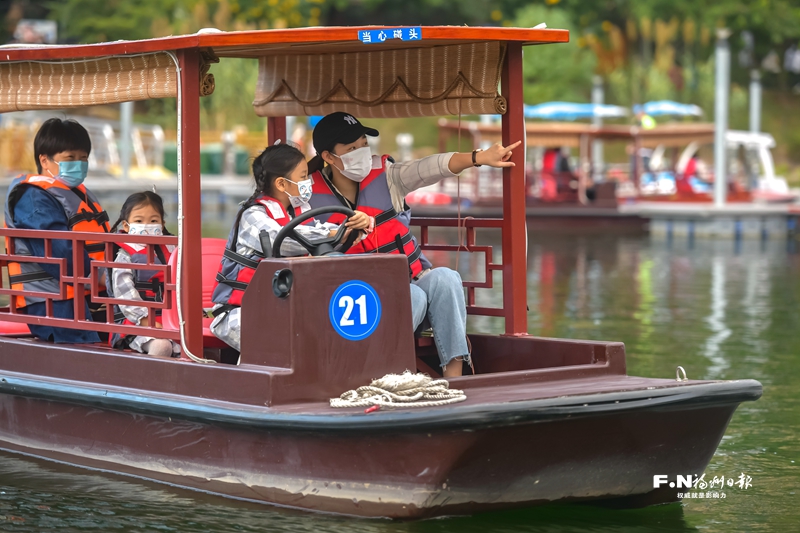 福州市民纷纷走出家门 感受秋日美景