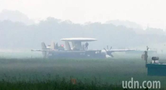 台空军一架E-2K空中预警机25日上午传出在空军屏东基地迫降，目前疑似因起落架故障，以机腹迫降着地，飞机在屏北机场冲出跑道，现场可见人员在进行抢救作业，目前得知机上人员均安全。图片来源：台湾联合新闻网 记者刘学圣 摄。
