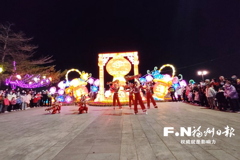 逛灯展叙乡情 两岸乡亲尽享“福”文化魅力