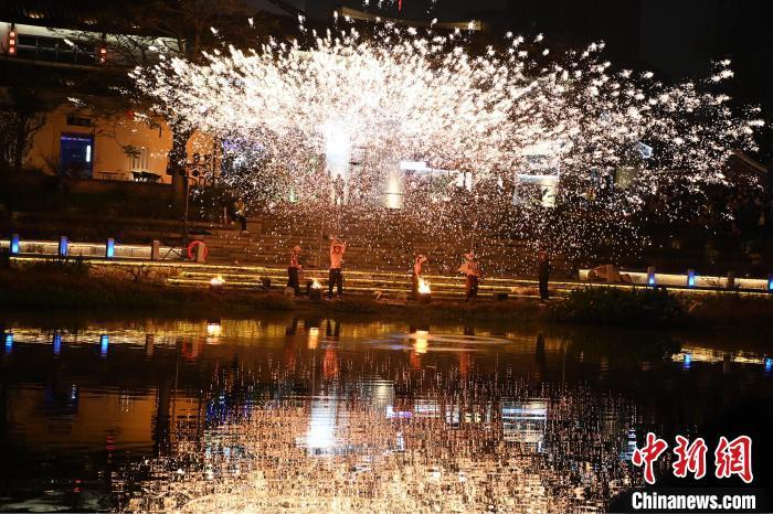 铁水腾空，高温的铁水，瞬间幻化成火树银花不夜天。　张金川 摄
