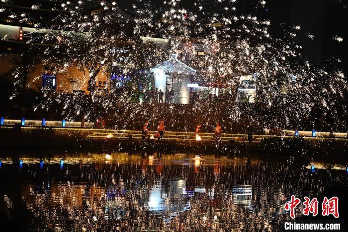 闽南水乡上演非遗“打铁花”。　张金川　摄