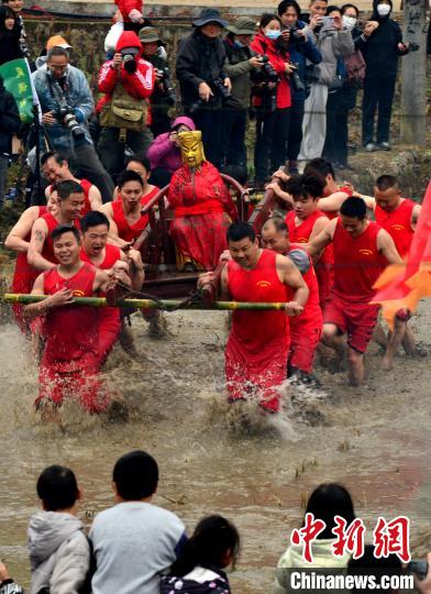 图为2月4日，福建省长汀县童坊镇举行传统的“闹春田”民俗活动，吸引许多各地村民和游客前来观看。　张斌 摄