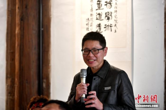 图为来自台湾苗栗的福州市皮肤病防治院副主任医师陈柏叡发言。 中新社记者 吕明 摄