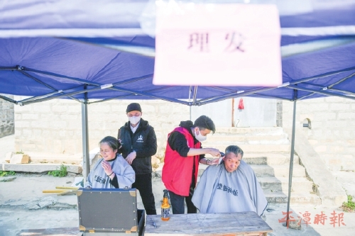 “志愿红”绘就岚岛暖心底色