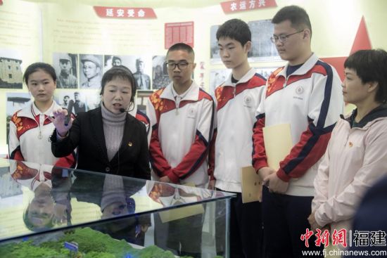 图为师生参观罗峰红色教育基地。福建师大附中供图。 图为师生参观罗峰红色教育基地。福建师大附中供图。
