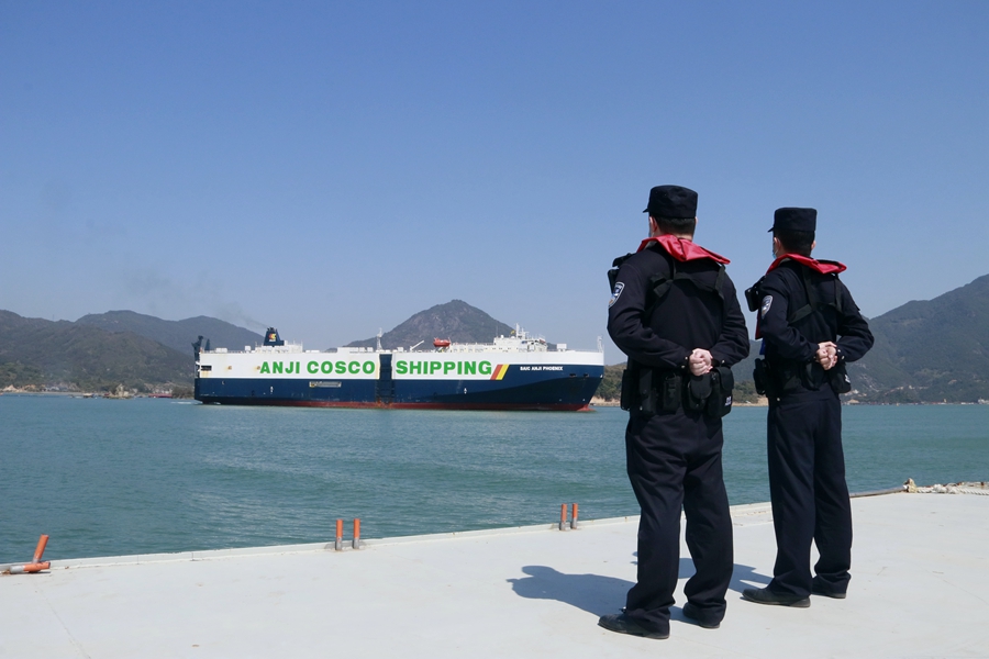宁德海事部门主动对接协调码头业主及海关、边检等口岸部门，建立多方联系机制，有针对性制定服务保障措施，督促码头和船方严格落实好船舶靠离泊各项安全准备工作。期间开通“绿色通道”，对进出口岸手续实行“7×24小时”预约审批，有效缩短船舶手续办理时间。安排执法船艇对港区重点水域及航道开展现场巡查，确保通航环境安全畅通。针对宁德沿海大雾大风天气，海事部门还密切关注气象信息并发布预警信息，要求码头方和船方在制定靠离泊计划时充分考虑气象因素，严格落实恶劣天气安全防范措施。