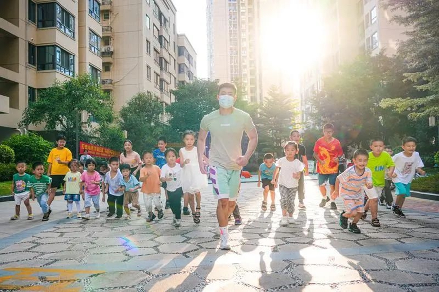 体育教师带领孩子进行体育锻炼。2022年，我市大力实施“教育强市”战略，推进教育高质量发展。