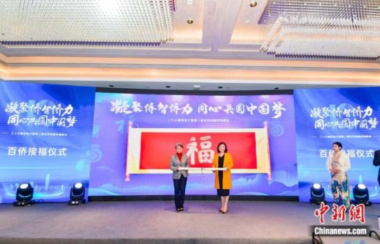 由来自世界各国的闽籍侨领代表共同书写的“百字福”卷轴，寄托了海外闽籍侨领们的乡愁。钟欣 摄
