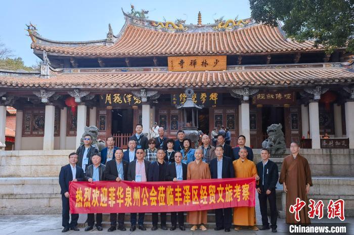 4月3日，菲律宾菲华泉州公会组团返乡开展经贸文化交流。　孙虹　摄